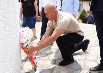 ​ ​”Loxha, simbol i unitetit dhe sakrificës”, Haradinaj nderon dëshmorët e betejës