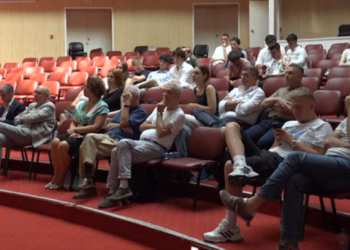 Studentët e huaj me ide se si të pastrohen mbeturinat plastike në Prishtinë