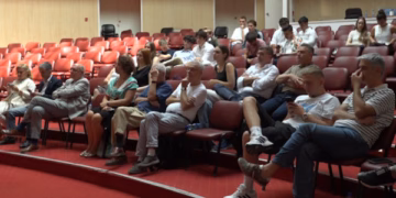 Studentët e huaj me ide se si të pastrohen mbeturinat plastike në Prishtinë