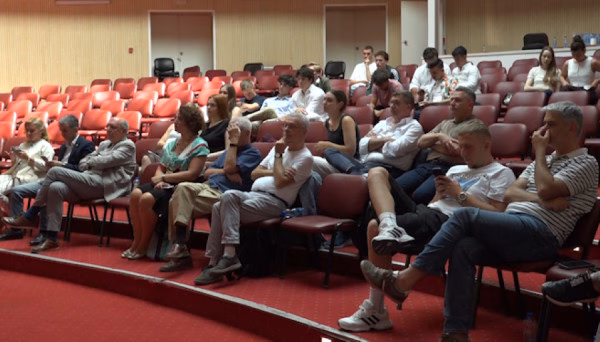 Studentët e huaj me ide se si të pastrohen mbeturinat plastike në Prishtinë