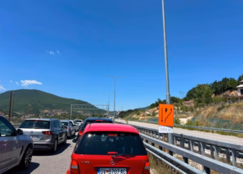 ​Kolona të gjata në pikë kalimin kufitar Hani i Elezit