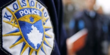 I arrestuari sulmon dy policë brenda stacionit në Podujevë