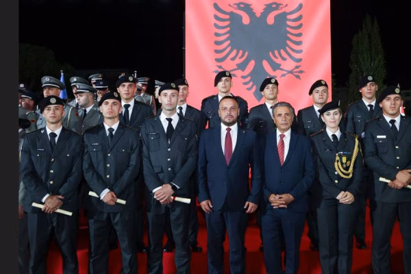 Edhe 67 oficerë diplomojnë në akademinë ushtarake të Shqipërisë, 10 nga ta kosovarë