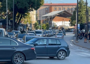 Punimet bllokojnë rrugën “Ilir Konushevcin”, kolona të gjata në zemër të Prishtinës