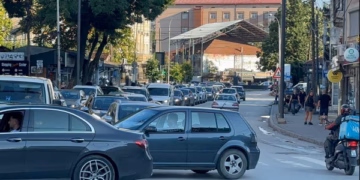 Punimet bllokojnë rrugën “Ilir Konushevcin”, kolona të gjata në zemër të Prishtinës