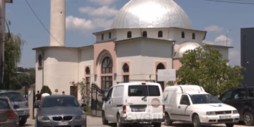Vjehrra me 5 reja e dhurojnë nga një lirë për ndërtimin e Xhamisë së Gurit në Malishevë