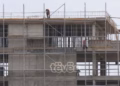 Pamje të tjera pa helmeta e pa masa mbrojtëse – Inspektorati ia ndalon punën 13 vendpunishteve në Prishtinë e Fushë Kosovë