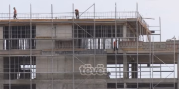 Pamje të tjera pa helmeta e pa masa mbrojtëse – Inspektorati ia ndalon punën 13 vendpunishteve  në Prishtinë e Fushë Kosovë