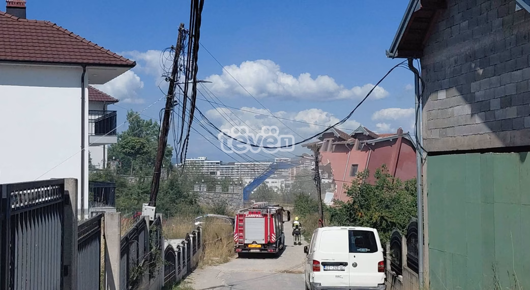 Fillon rrënimi i shtëpisë që rrezikonte të shembej te rruga “A”, Policia në vendngjarje