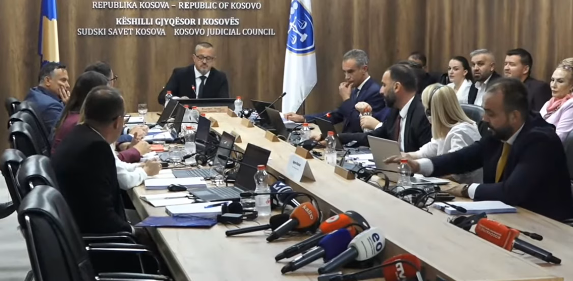 Fillon mbledhja e KGJK-së, pritet të vendoset “fati” i gjyqtarëve serbë të dorëhequr