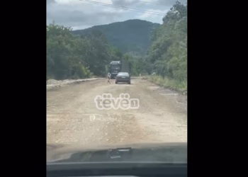 VIDEO – Një bashkatdhetar përballet me pluhur dhe gropa në Serbi: Kështu duken investimet për shqiptarët e Kosovës