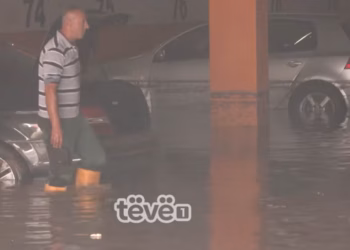 Reshjet e dendura përmbytin Rahovecin, dëme në parkingun nëntokësor, shtëpi dhe toka bujqësore