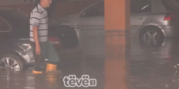 Reshjet e dendura përmbytin Rahovecin, dëme në parkingun nëntokësor, shtëpi dhe toka bujqësore