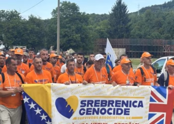 Mijëra njerëz nisen në Marshin e Paqes në kujtim të viktimave të gjenocidit në Srebrenicë