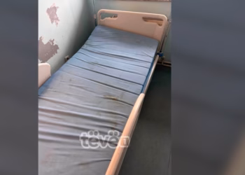 Trondit nëna për kushtet në Klinikën e Pediatrisë: Po detyrohemi t’i blejmë vetë gjërat