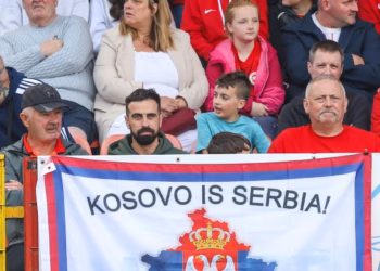 Klubi irlandez reagon për flamurin anti-Kosovë: Veprim nga një individ që nuk është tifoz i klubit