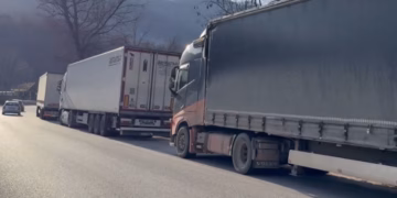 Edhe të dielën kufizohet qarkullimi i kamionëve mbi 20 tonë në autoudhë
