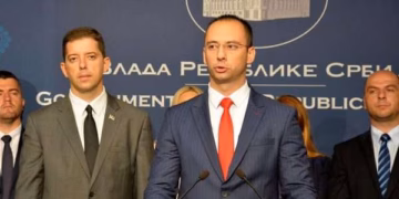 Pa prova e fakte, Simiq përsërit narrativat e Beogradit karshi Kosovës – akuzon BE-në