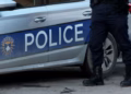 Qytetari tenton t’i ikë policisë në Gjakovë, përplaset me veturën zyrtare e shkakton aksident trafiku