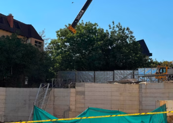 I lënduari në rrugën “A” nga rrëzimi i kranit momentalisht në gjendje stabile