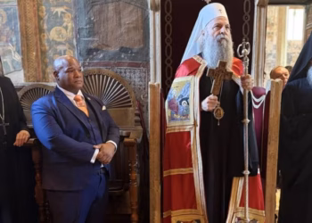 Këshilltari i Trumpit për çështje fetare viziton Manastirin e Deçanit