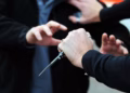 Theret me thikë një person në Podujevë, Policia e arreston një të dyshuar