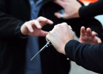 Theret me thikë një person në Podujevë, Policia e arreston një të dyshuar
