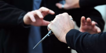 Theret me thikë një person në Podujevë, Policia e arreston një të dyshuar