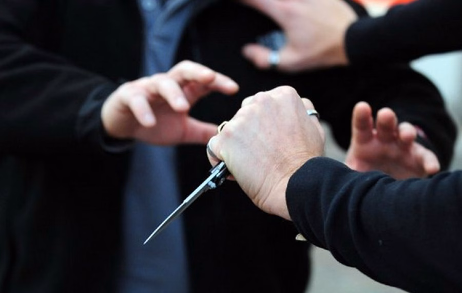 Theret me thikë një person në Podujevë, Policia e arreston një të dyshuar