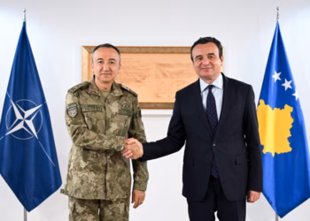 Kurti takohet me komandantin e KFOR-it, diskutohet për situatën politike dhe të sigurisë në Kosovë