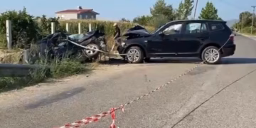Aksident në Divjakë, humb jetën 39-vjeçari, lëndohen 5 persona, mes tyre 3 fëmijë