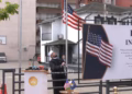 Flamuri amerikan ngitet në oborrin e një xhamie në Prishtinë
