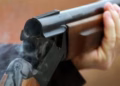 Një person lëndohet pasi i shkrep arma nga pakujdesia, kërkon ndihmë në Deçan
