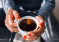 Çka ndodhë kur pini kafe në barkun bosh?