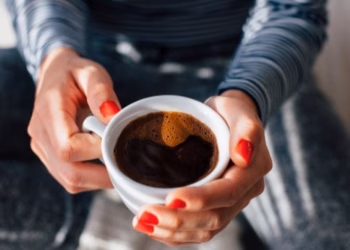 Çka ndodhë kur pini kafe në barkun bosh?