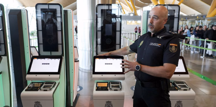 Situatë kaotike në aeroporte: Sistemi i ri i BE shkakton vonesa masive