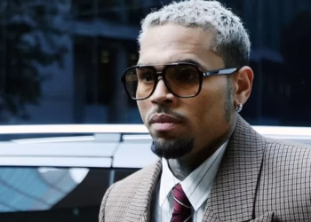 Chris Brown do të duhet t’i paguajë ish-asistentes së tij 13 milionë dollarë dëmshpërblim pasi një qen e sulmoi në shtëpinë e tij