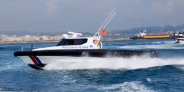 Policia Kufitare e Shqipërisë shpëton 11 emigrantë në det pranë grykëderdhjes së Vjosës