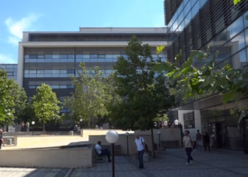 Pallati i Drejtësisë ende me probleme, temperaturat e larta pengojnë seancat gjyqësore