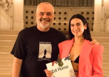 Dua Lipa komenton protestat në Shqipëri: Shqetësuese që qeveria ndryshon ligjin për mjedisin