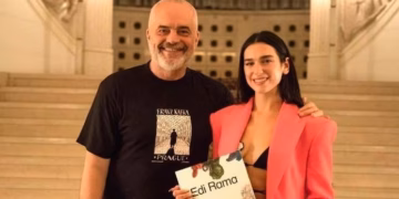 Dua Lipa komenton protestat në Shqipëri: Shqetësuese që qeveria ndryshon ligjin për mjedisin