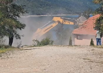 Shembet hoteli pa leje në zonën e Ujmanit