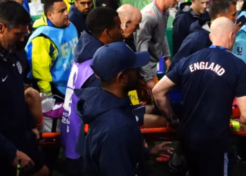 Dramë pas fitores ndaj Meksikës, futbollisti anglez rrëzohet gjatë festës dhe dërgohet me urgjencë në spital