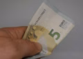 Tentoi t’ua jepte 5 euro ryshfet policëve të Kosovës, arrestohet shtetasi i huaj në Vërmicë