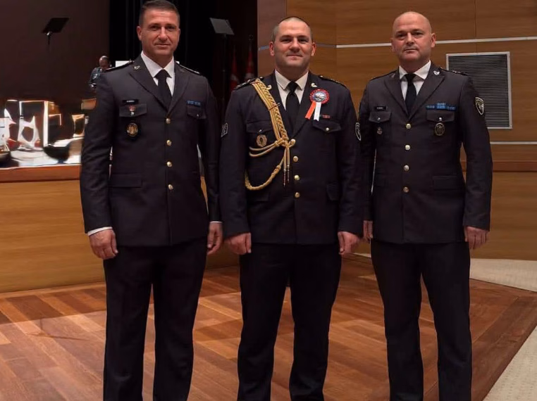 Dy oficerë të FSK-së diplomojnë në Turqi