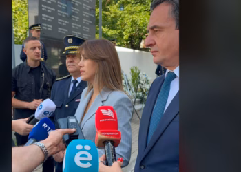 Krerët e shtetit bënë homazhe pranë Lapidarit të Policëve të rënë, Haxhiu: Liria dhe sovraniteti, u ngritën nga sakrifica e tyre