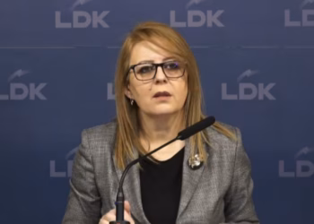 Hykmete Bajrami dorëzon kallëzim penal për gjendjen në deponinë e Sferkës në Pejë