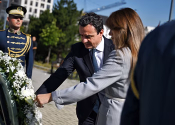 Kurti dhe Haxhiu bëjnë homazhe te varri i Adem Demaçit: Shkrimtari që kundërshtoi robërinë e Kosovës