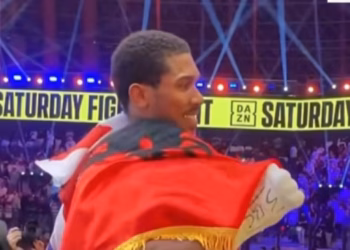 Anthony Joshua mbështillet me flamurin shqiptar pas fitores ndaj Prengës