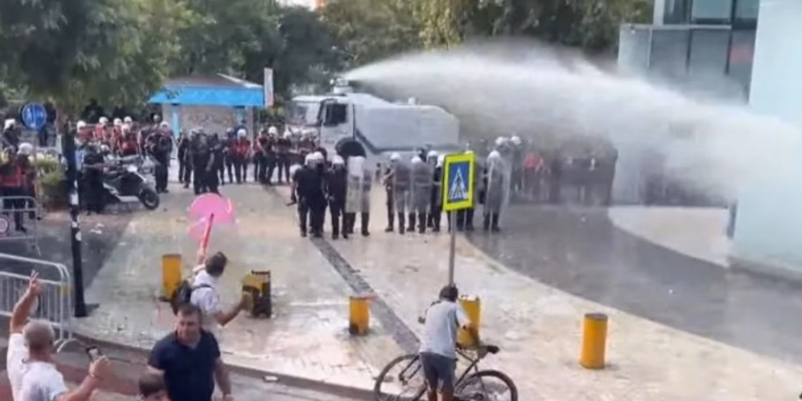 Tensionet jashtë Kuvendit të Shqipërisë, Policia shpërndan me ujë protestuesit